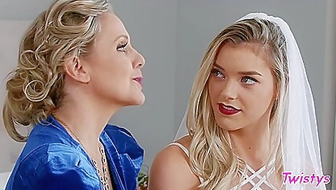 Hot asian model gets her ass up