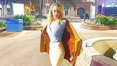 Milf & facia omgle ass with a sexy brunette